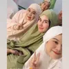 Syahnaz Sadiqah tarawih bersama masyarakat 