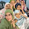 Syahnaz Sadiqah tarawih bersama masyarakat 