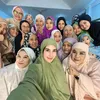 Syahnaz Sadiqah tarawih bersama masyarakat 