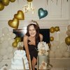 Venue ulang tahun didominasi dengan warna emas, mulai dari balon hingga dekorasi lilin yang ada di antara kue-kue ulang tahun Beby.