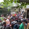 Inul Daratista Berbagi dengan Warga Sekitar