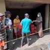 Inul Daratista Berbagi dengan Warga Sekitar