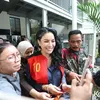 Nikita Mirzani Pakai Rompi Merah