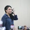Nikita Mirzani Menyibakkan Rambut