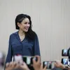 Nikita Mirzani Tersenyum