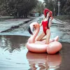 Foto ala Baywatch di jalan rusak