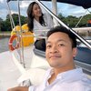 Putri mengunggah foto kencannya bersama dengan Guinanda di atas sebuah boat. Mereka kompak pakai putih-putih.