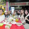 Artis Makan Bareng di Warung Tenda