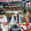Artis Makan Bareng di Warung Tenda