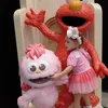 Kamari pakai baju pink peluk Elmo