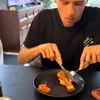 Justin Hubner makan pakai garpu