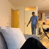 Papa Justin Hubner di apartemen Jennifer Coppen