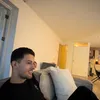 Kamari di belakang sofa