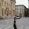 Jessica Mila menyeberang jalan