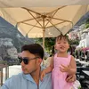 Jessica Mila memotret suami dan anak di Positano