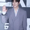 Ji Chang Wook Pakai Blazer Abu-abu