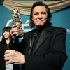 Jim Carrey mengangkat trofi Cesar Awards