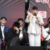 Jirayut berdiri depan coach