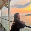 Jirayut nikmati sunset di kapal