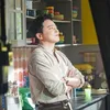 Jo Jung Suk bersedekap