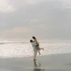 Joanna Alexandra digendong Chris di pantai