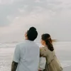 Joanna Alexandra dan pacar memandangi ombak