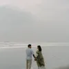 Joanna Alexandra bergandengan dengan Chris