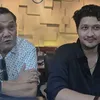 Jon Mathias pakai kemeja putih polkadot