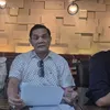 Jon Mathias duduk di tengah
