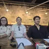 Aditya Zoni pakai kemeja hitam