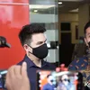 Jonathan Frizzy pakai masker hitam