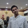 Jonathan Frizzy Pakai Kemeja Putih