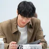 Lee Jun Young tersenyum terlihat manis