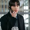 Lee Jun Young berbicara di telefon