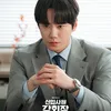 Lee Jun Young memakai jas terlihat tampan