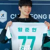 Lee Jun Young memegang jersey