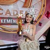 Tasya Allesia pegang piala