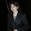 Jung Ji So pakai blazer