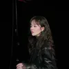 Jung Ji So pakai jaket kulit