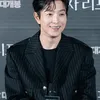 Jung Sung Il Pakai Baju Hitam