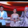 Keysha berdiri di tengah