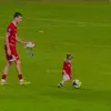 Justin Hubner dan Kamari Main Bola di Lapangan