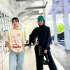Della Perez tampil casual bersama Kimora