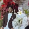 Kadam Sidik dan istri yang wajahnya ditutup stiker