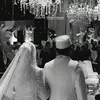 Kadam Sidik dan istri difoto dari belakang