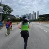 Kadek Devi pakai kaos hijau