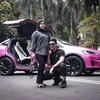 Mobil Tesla Pink Atta dan Aurel