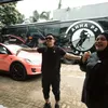 Mobil Tesla Pink Atta dan Aurel