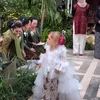 Kamari Anak Jennifer Coppen di Depan Sinden