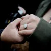 Kamasean tunjukkan cincin pertunangan